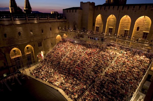 La cour d'honneur du Palais des Papes, lors d'une représentation au Festival d'Avignon. Photo : voir.ca